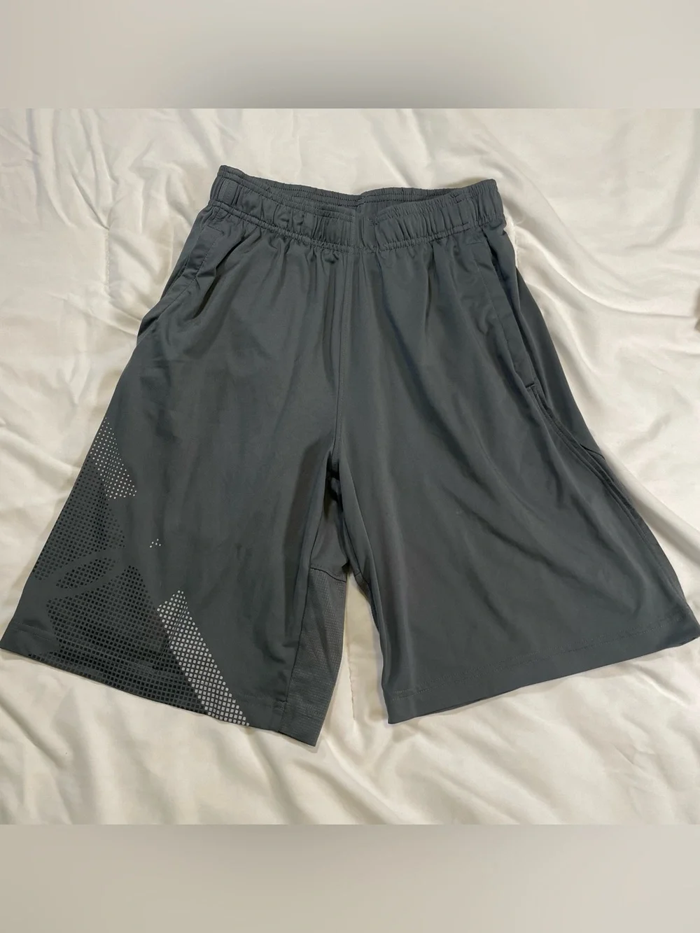 Under Armour Men’s Gray Loose Fit Athletic Basketball Shorts